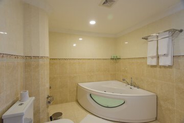 Indoor spa tub