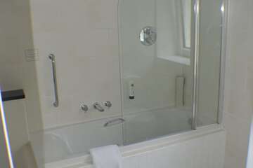 Deep soaking bathtub