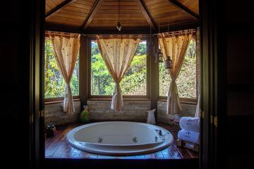 Jetted tub