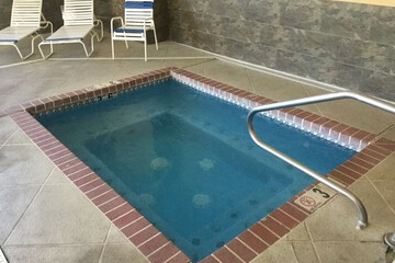 Indoor spa tub