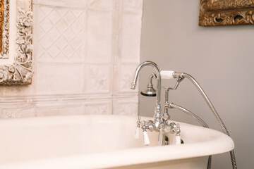 Deep soaking bathtub