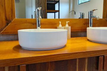 Bathroom sink