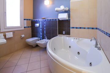 Jetted tub