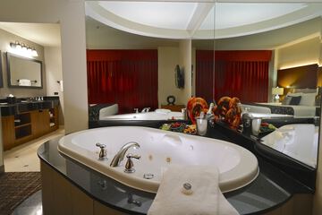 Deep soaking bathtub