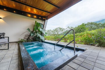 Private spa tub