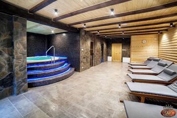 Indoor spa tub