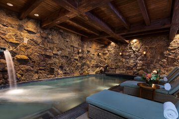 Indoor spa tub