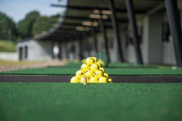 Indoor golf driving range