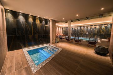 Indoor spa tub