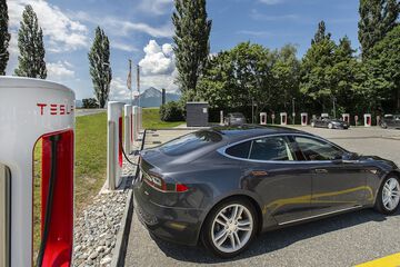 Electric vehicle charging station