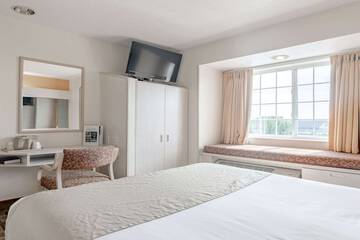 Room 4 of 18
