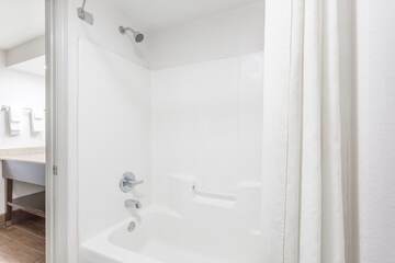 Deep soaking bathtub