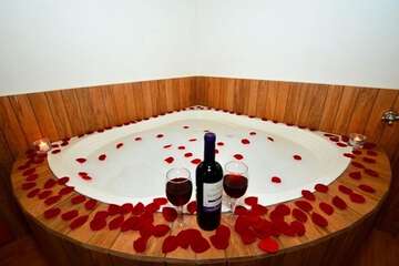 Deep soaking bathtub