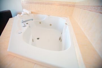 Jetted tub