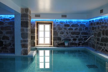 Indoor spa tub