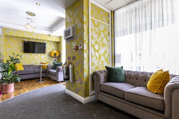 Lobby lounge