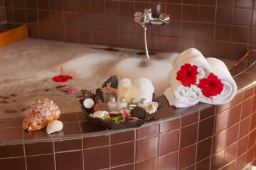 Deep soaking bathtub