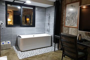 Deep soaking bathtub