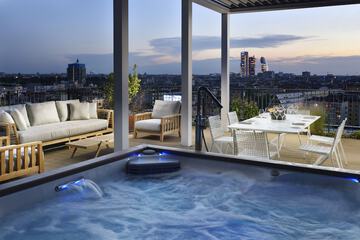 Private spa tub
