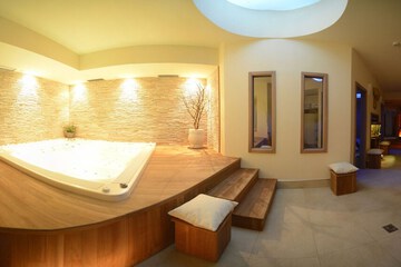 Indoor spa tub