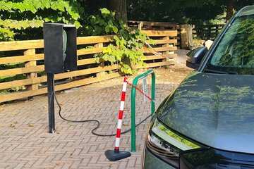 Electric vehicle charging station