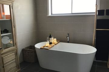 Deep soaking bathtub
