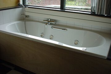 Deep soaking bathtub