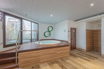 Indoor spa tub
