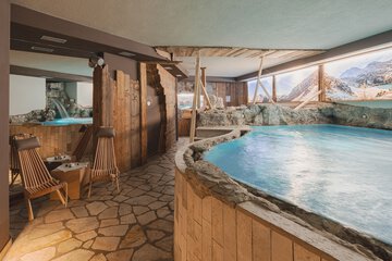 Indoor spa tub