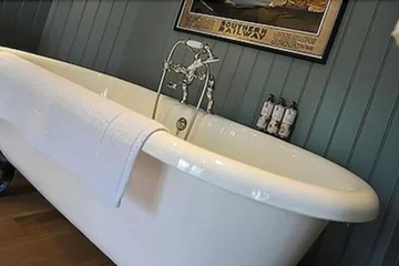 Deep soaking bathtub