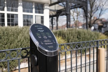 Electric vehicle charging station