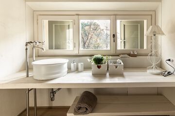 Bathroom sink