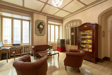 Lobby lounge
