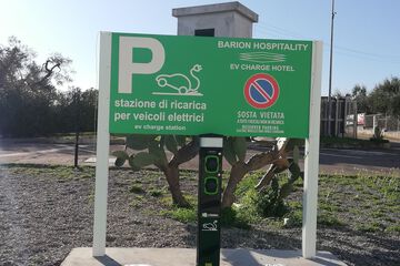 Electric vehicle charging station
