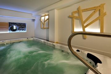 Indoor spa tub