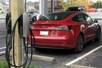Electric vehicle charging station