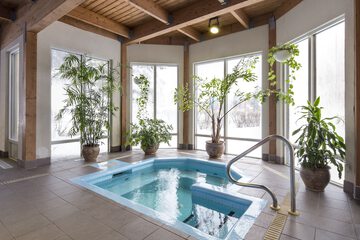 Indoor spa tub