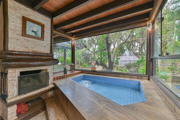 Indoor spa tub