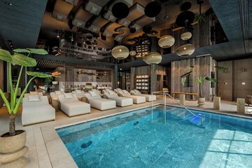 Indoor/outdoor pool