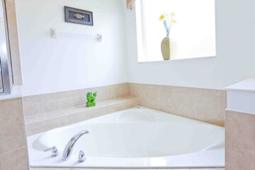 Deep soaking bathtub