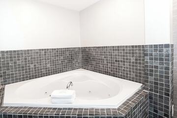 Jetted tub