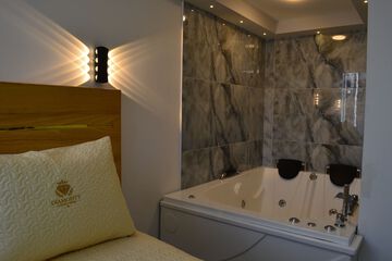 Private spa tub