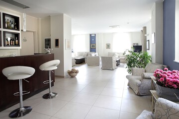 Lobby lounge