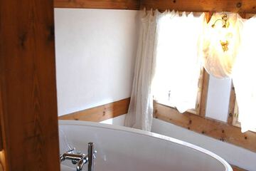 Deep soaking bathtub