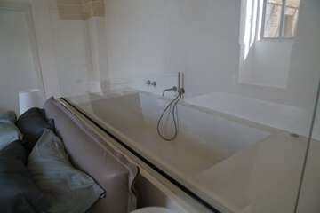 Deep soaking bathtub