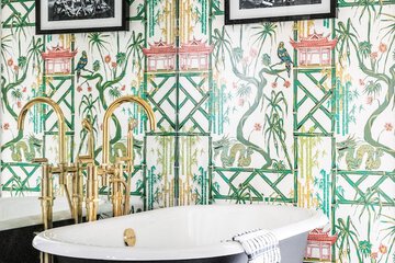 Deep soaking bathtub