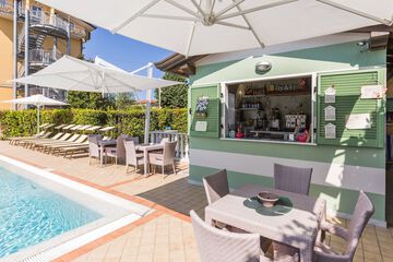 Poolside bar