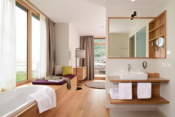 Deep soaking bathtub