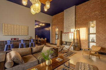 Lobby lounge