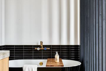 Deep soaking bathtub